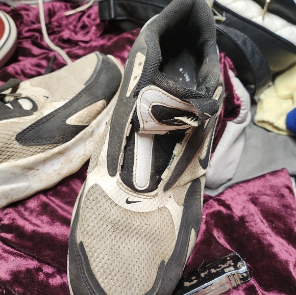 Black and white Nike airmax (missing shoelace) - Picture 4 of 4